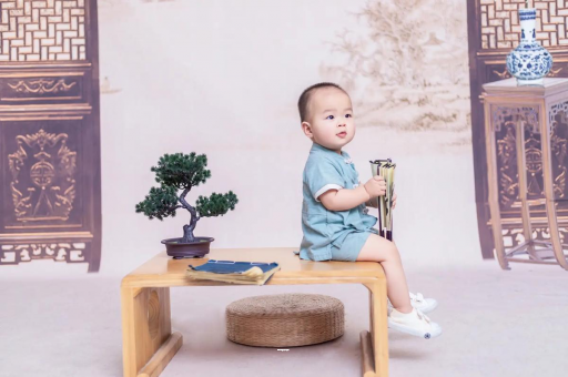 长沙宝宝边吃奶边挣扎烦躁